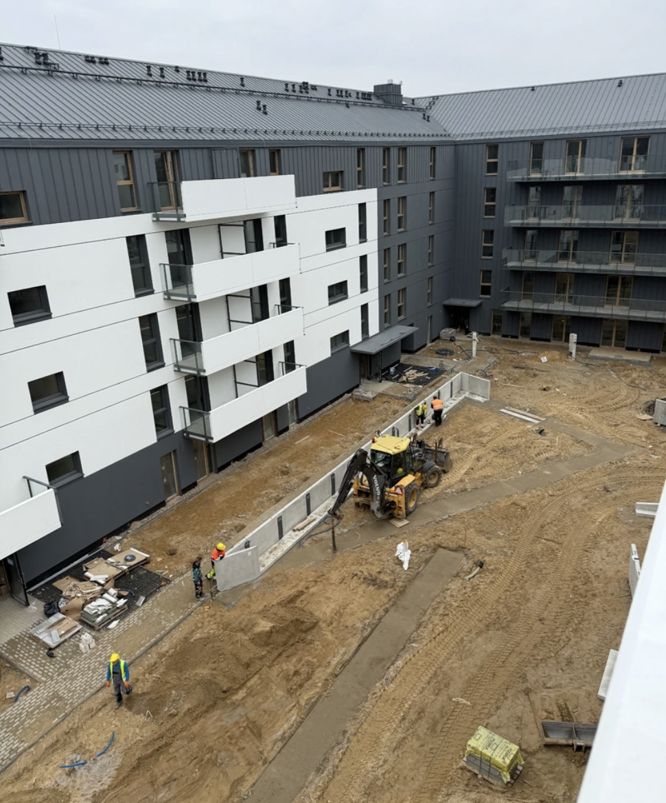 Odnova Naramowice — plac budowy, dziedziniec