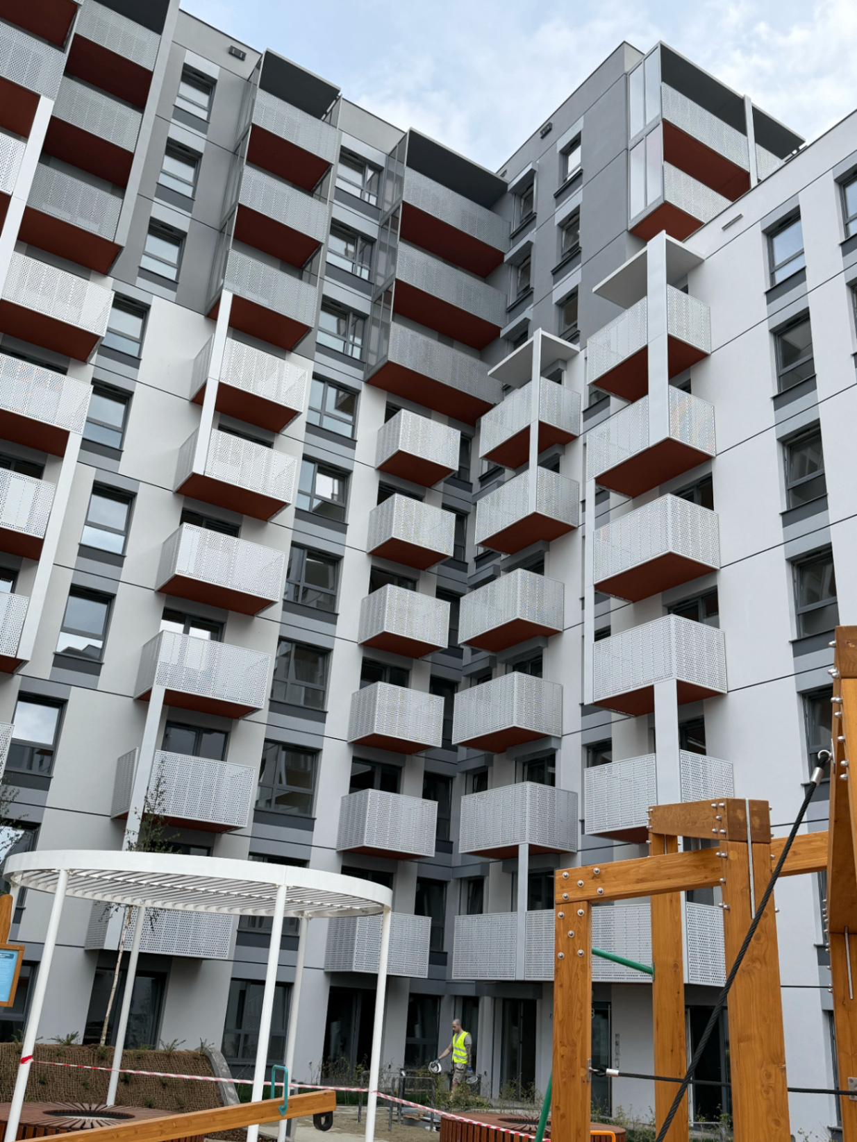 Wieża Jeżyce etap V — dziedziniec z balustradami balkonowymi, Poznań