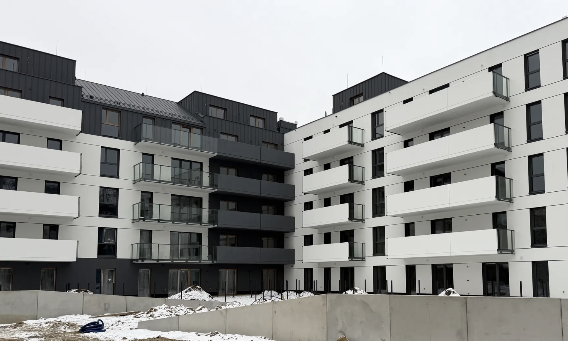 Odnova Naramowice — dziedziniec z balustradami balkonowymi