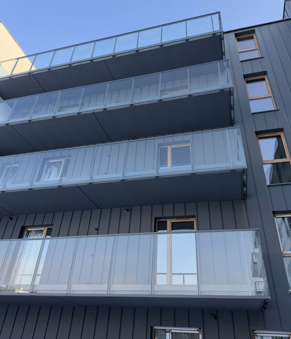 Odnova Naramowice — detal balustrad szklanych