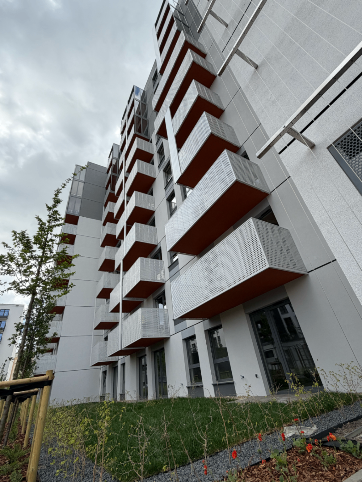 Wieża Jeżyce etap V — detal perforowanych balustrad balkonowych