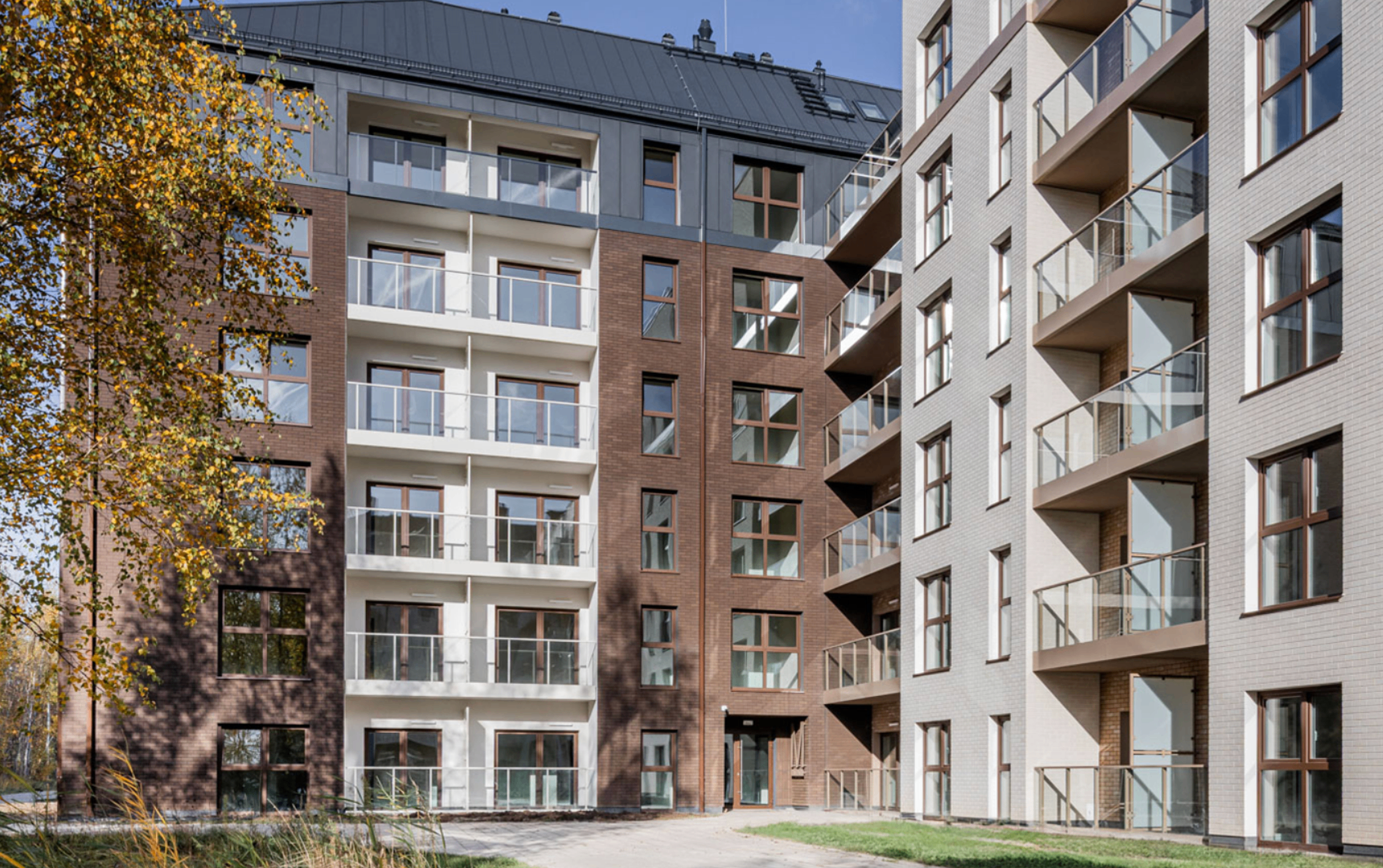 Osiedle Witaj — elewacja z ceglaną i jasną fasadą, balustrady szklane